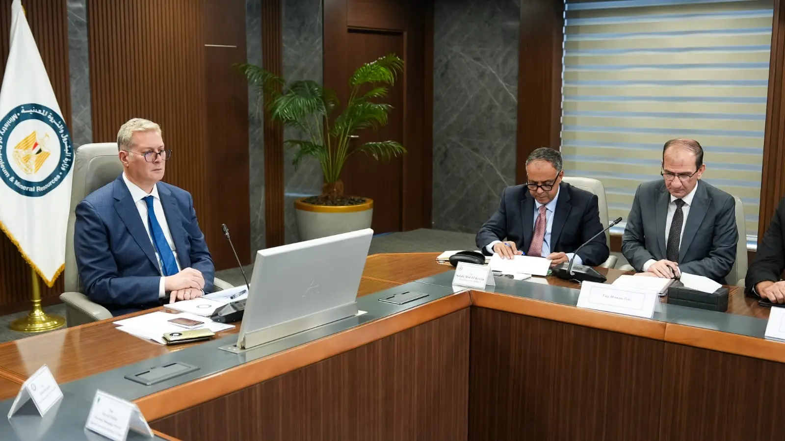 ميناء-الحمراء-البترولي-يبدأ-نشاط-تخزين-وتداول-البترول-الخام-لحساب-الغير